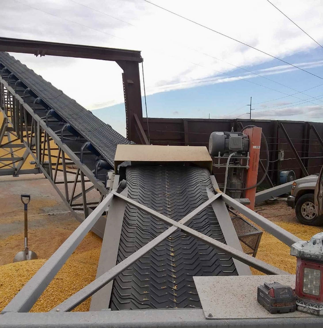 Grain Combo: Grain Conveyor + Drive‐Over Grain Unloader